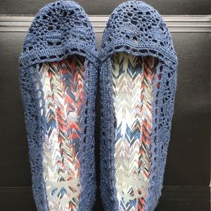 Size 8.5 flats. Blue crochet